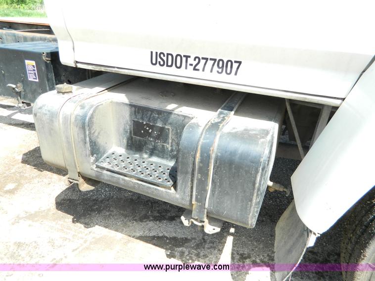 image for item H2459 1995 Ford F700 cab and chassis