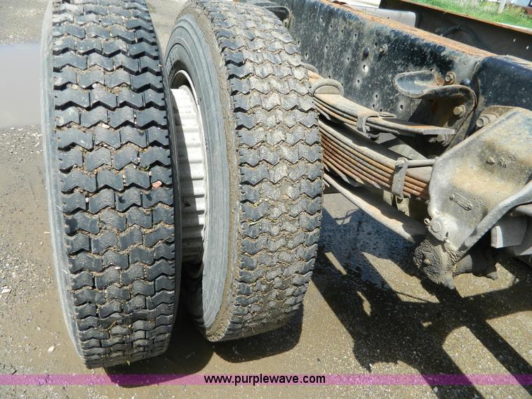 image for item H2459 1995 Ford F700 cab and chassis