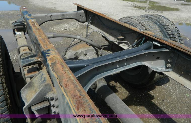 image for item H2459 1995 Ford F700 cab and chassis