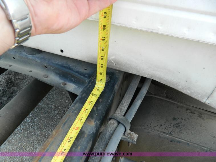 image for item H2459 1995 Ford F700 cab and chassis