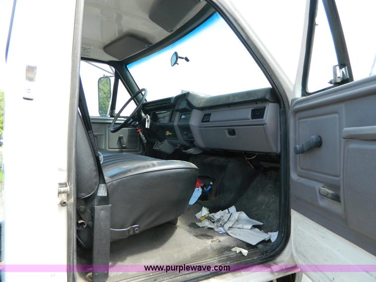image for item H2459 1995 Ford F700 cab and chassis