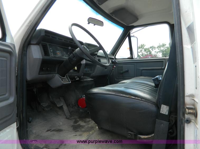 image for item H2459 1995 Ford F700 cab and chassis