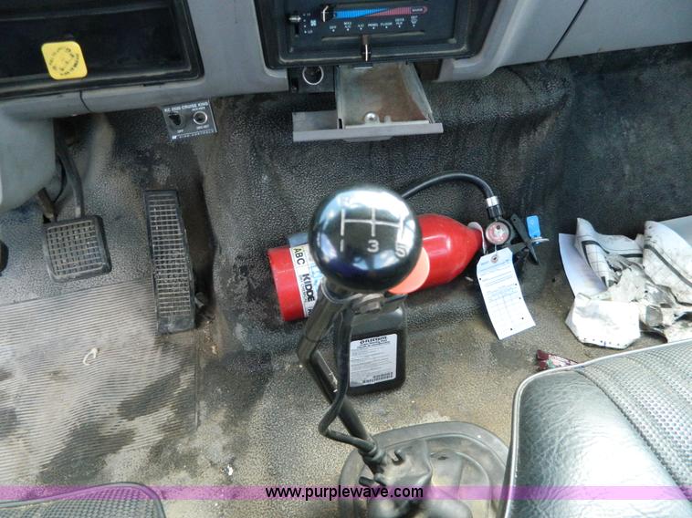 image for item H2459 1995 Ford F700 cab and chassis