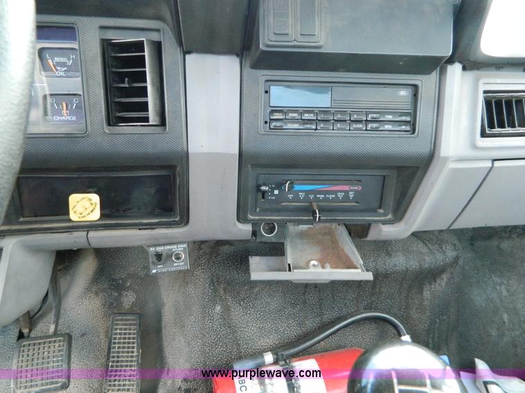 image for item H2459 1995 Ford F700 cab and chassis