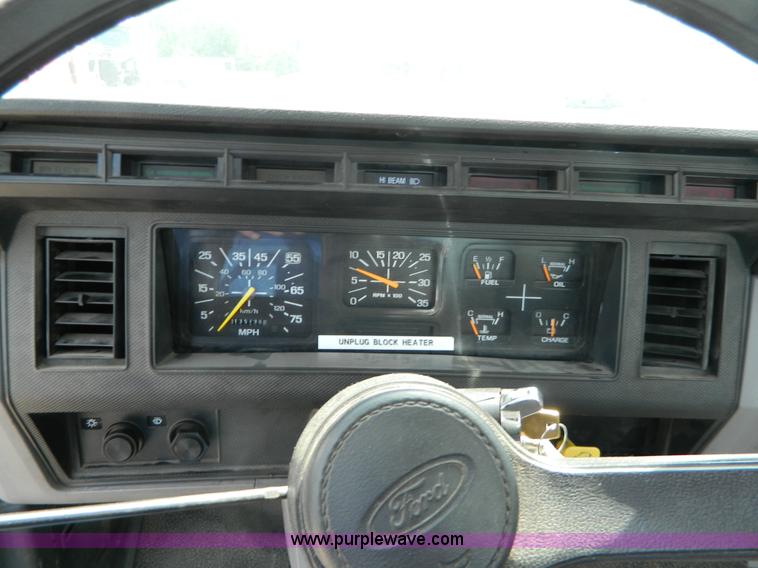 image for item H2459 1995 Ford F700 cab and chassis