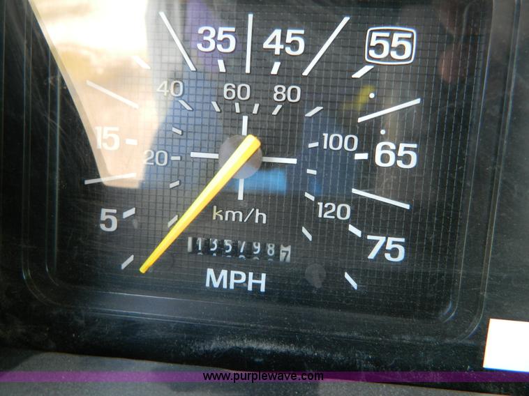 image for item H2459 1995 Ford F700 cab and chassis