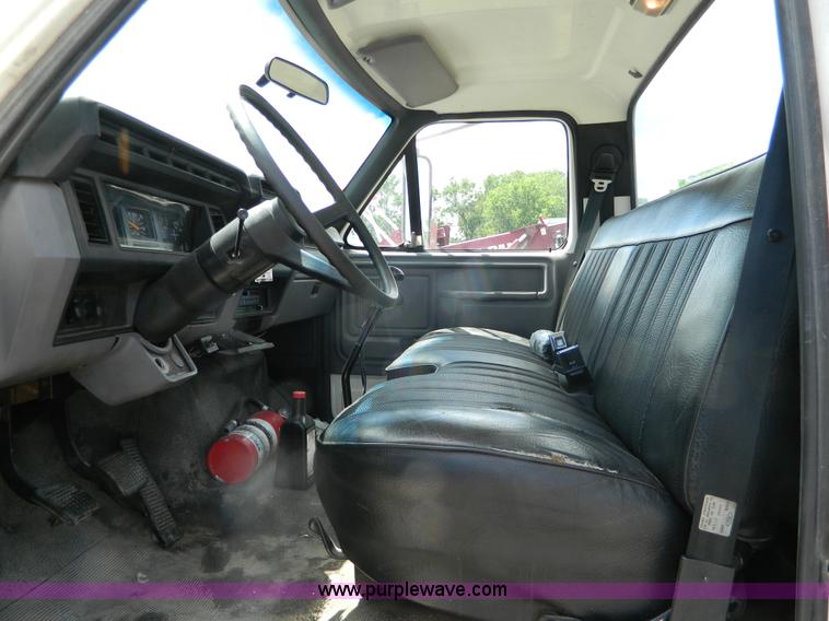 image for item H2459 1995 Ford F700 cab and chassis