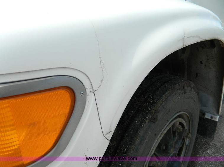 image for item H2459 1995 Ford F700 cab and chassis