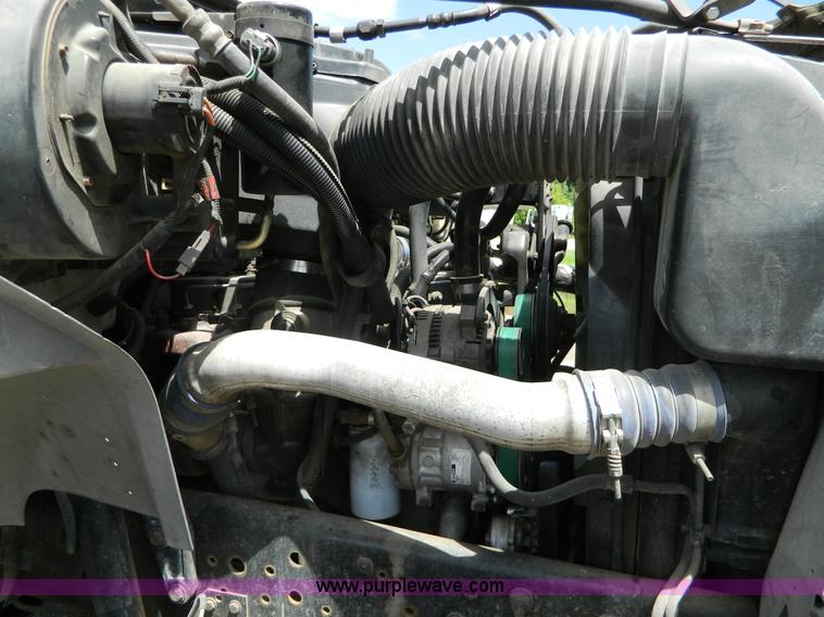 image for item H2459 1995 Ford F700 cab and chassis