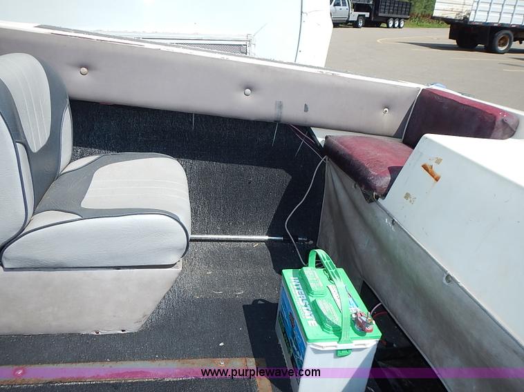 image for item I3587 1985 Invader boat