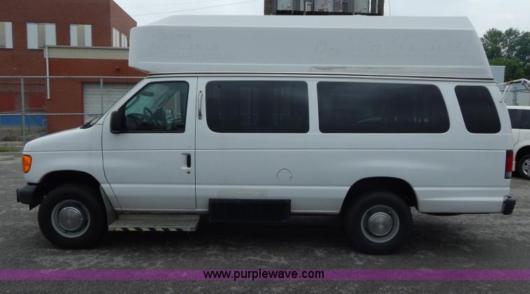 image for item I4683 2006 Ford E350 Super Duty Extended van