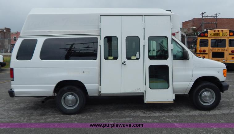 image for item I4683 2006 Ford E350 Super Duty Extended van