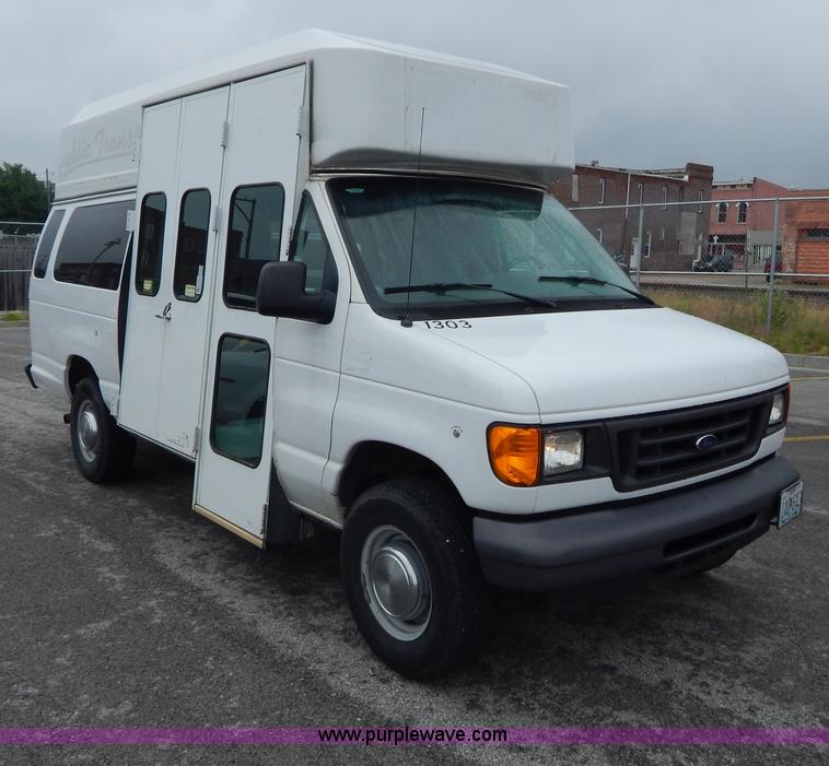 image for item I4683 2006 Ford E350 Super Duty Extended van