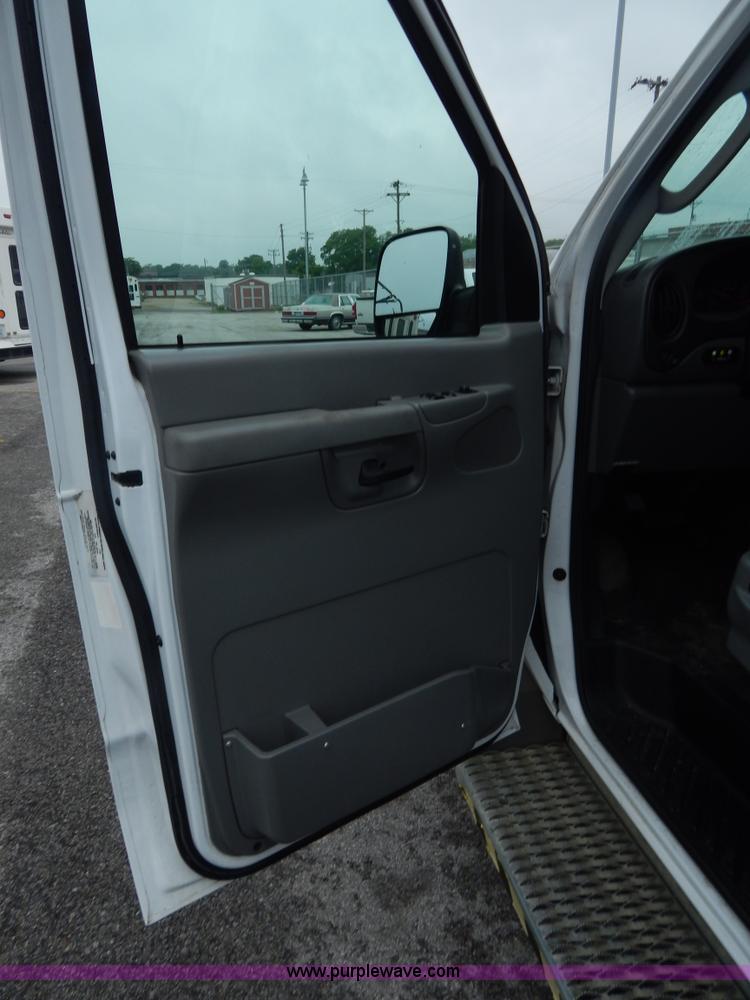 image for item I4683 2006 Ford E350 Super Duty Extended van
