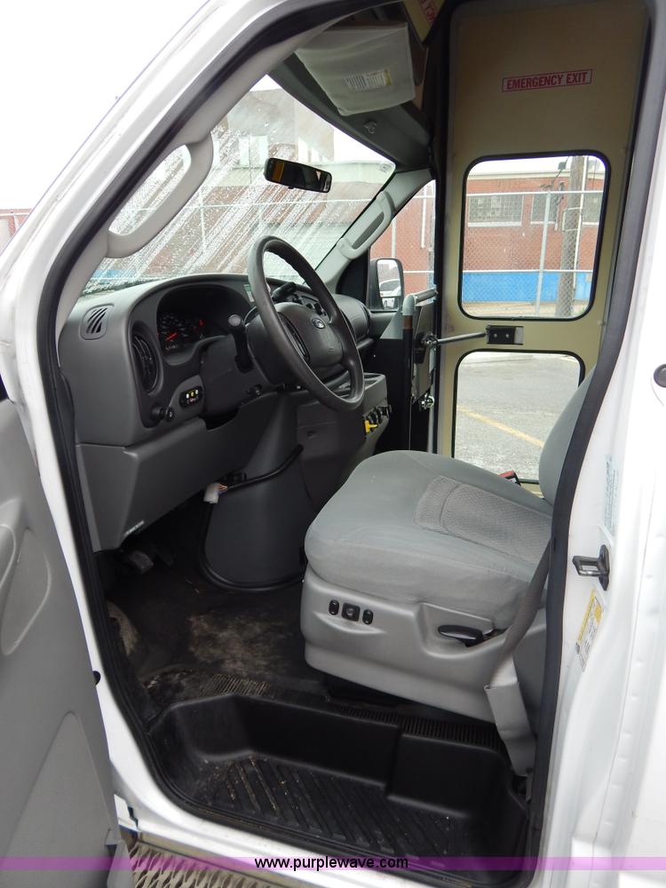 image for item I4683 2006 Ford E350 Super Duty Extended van