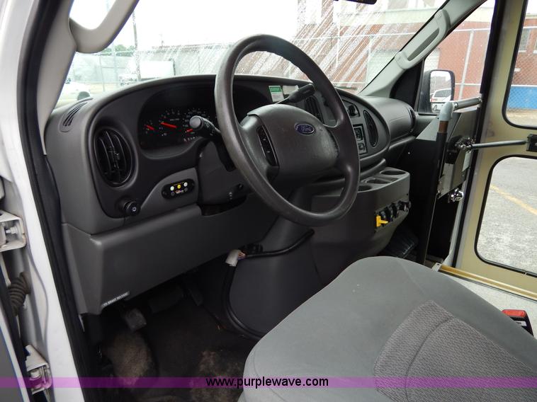 image for item I4683 2006 Ford E350 Super Duty Extended van