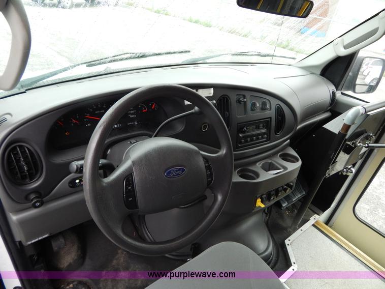image for item I4683 2006 Ford E350 Super Duty Extended van