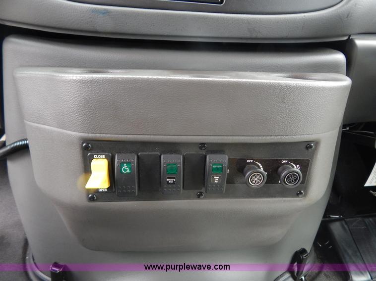 image for item I4683 2006 Ford E350 Super Duty Extended van