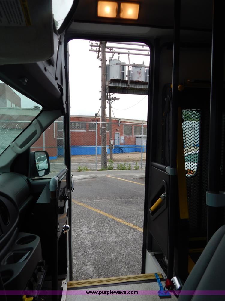 image for item I4683 2006 Ford E350 Super Duty Extended van