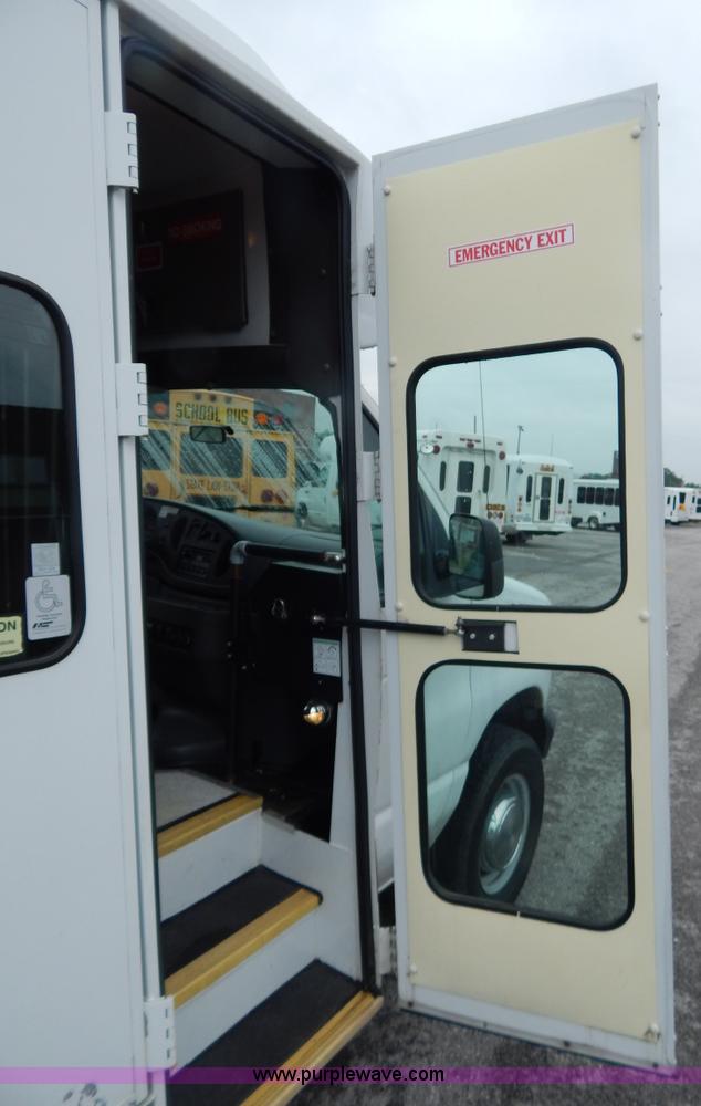 image for item I4683 2006 Ford E350 Super Duty Extended van