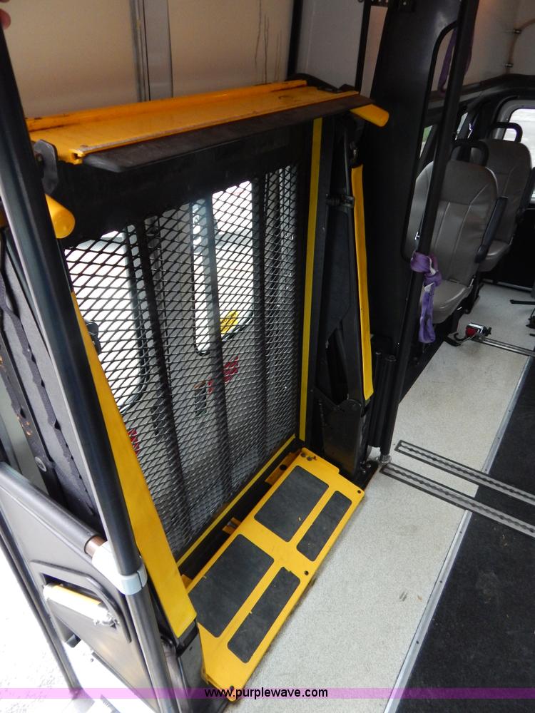 image for item I4683 2006 Ford E350 Super Duty Extended van