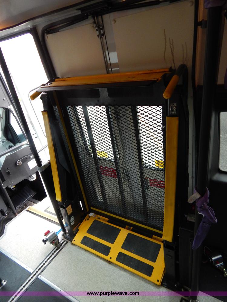 image for item I4683 2006 Ford E350 Super Duty Extended van