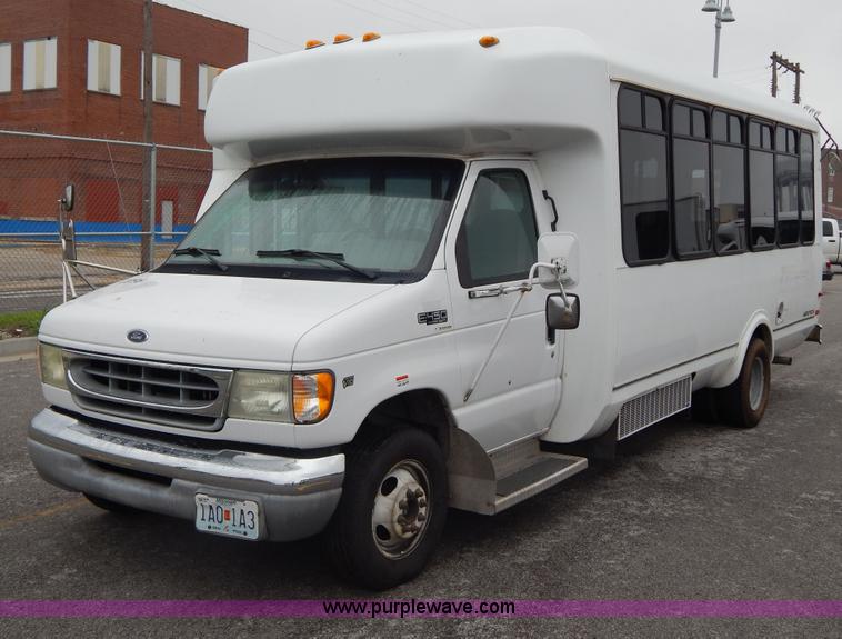 image for item I4684 2002 Ford Econoline E450 Braun bus