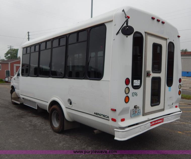 image for item I4684 2002 Ford Econoline E450 Braun bus