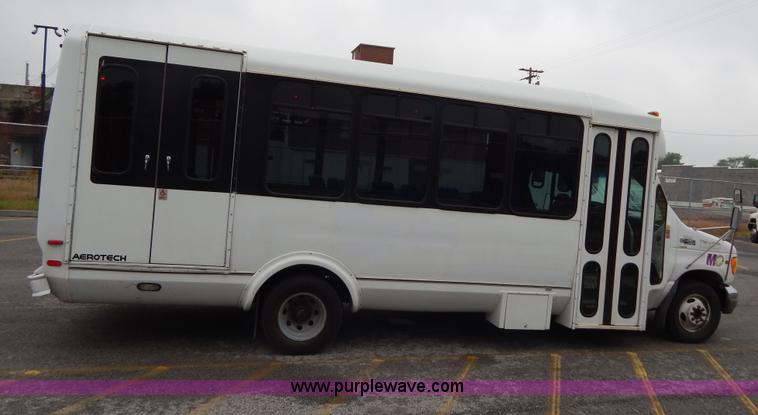 image for item I4684 2002 Ford Econoline E450 Braun bus