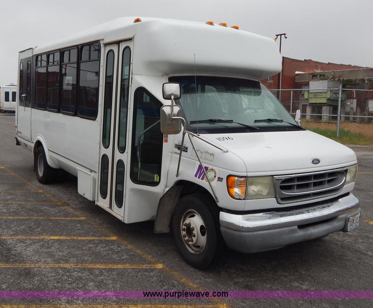 image for item I4684 2002 Ford Econoline E450 Braun bus