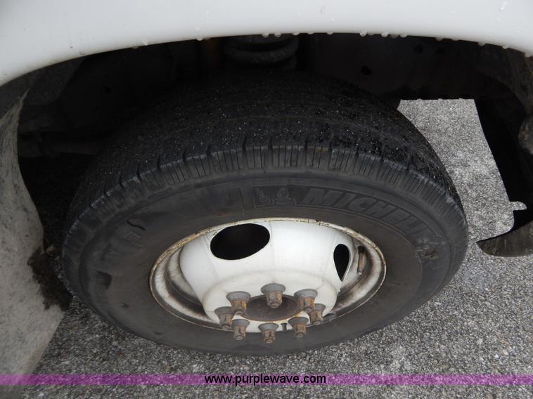 image for item I4684 2002 Ford Econoline E450 Braun bus