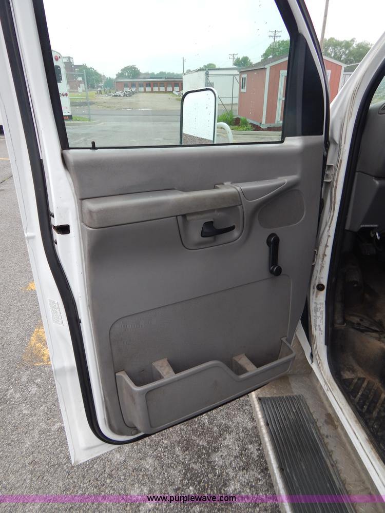 image for item I4684 2002 Ford Econoline E450 Braun bus