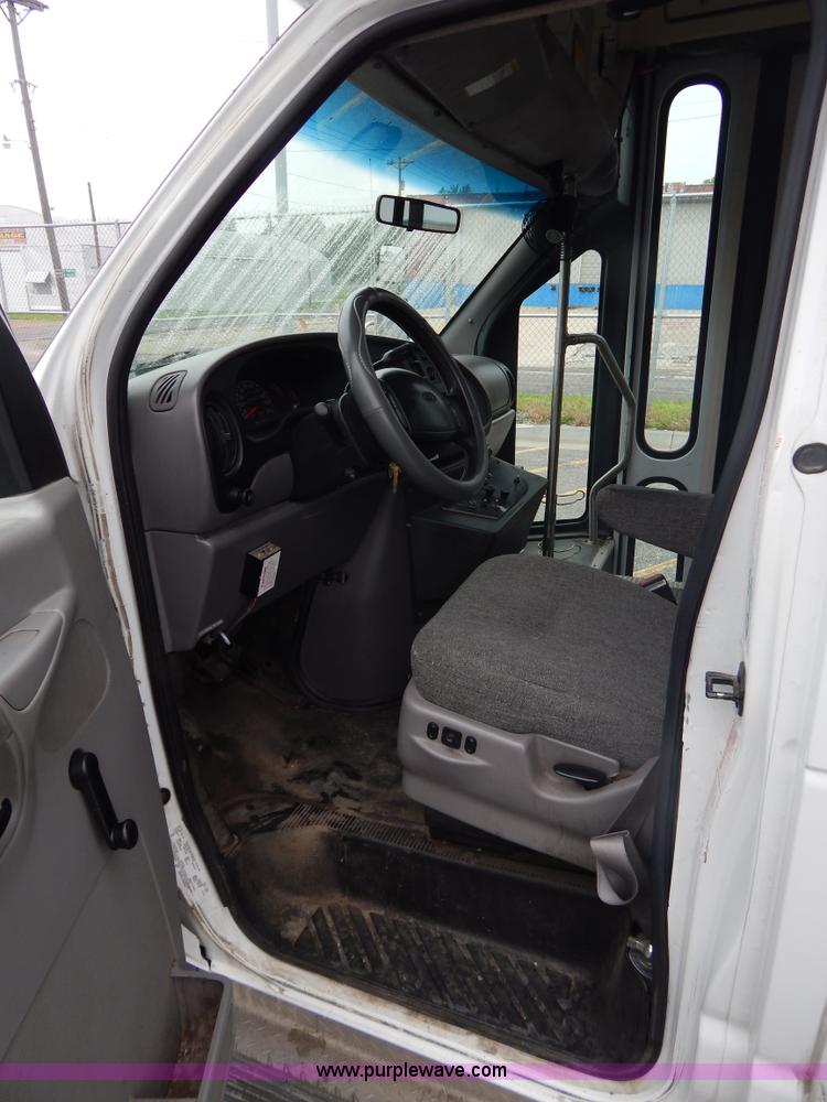 image for item I4684 2002 Ford Econoline E450 Braun bus