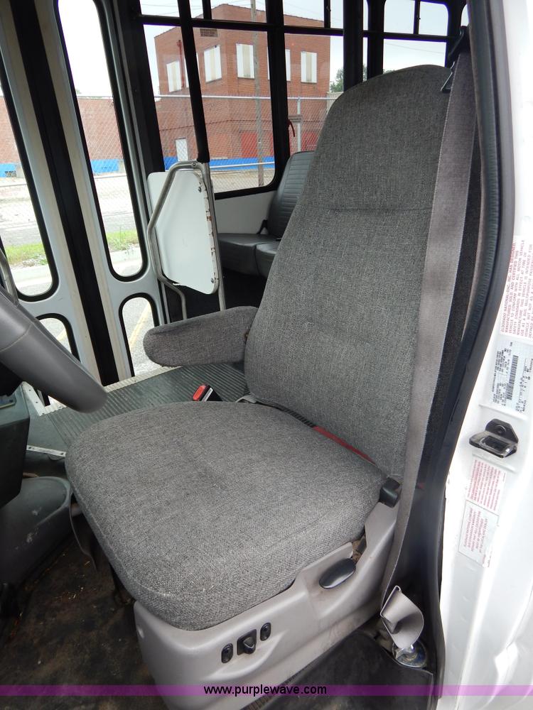 image for item I4684 2002 Ford Econoline E450 Braun bus