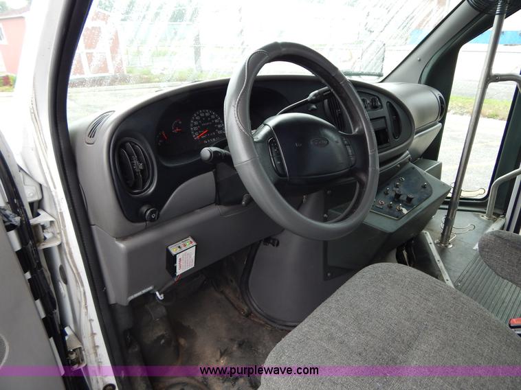 image for item I4684 2002 Ford Econoline E450 Braun bus