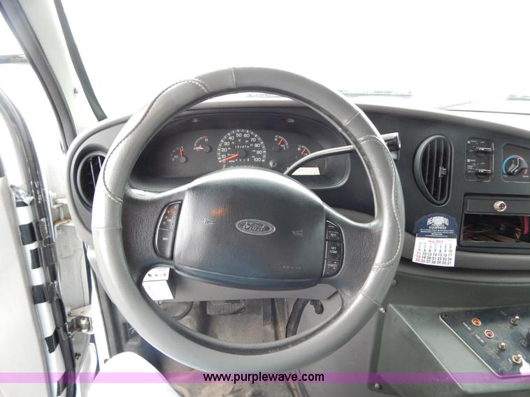 image for item I4684 2002 Ford Econoline E450 Braun bus