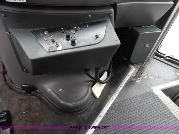 image for item I4684 2002 Ford Econoline E450 Braun bus