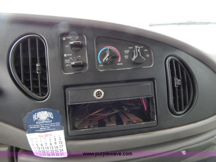 image for item I4684 2002 Ford Econoline E450 Braun bus