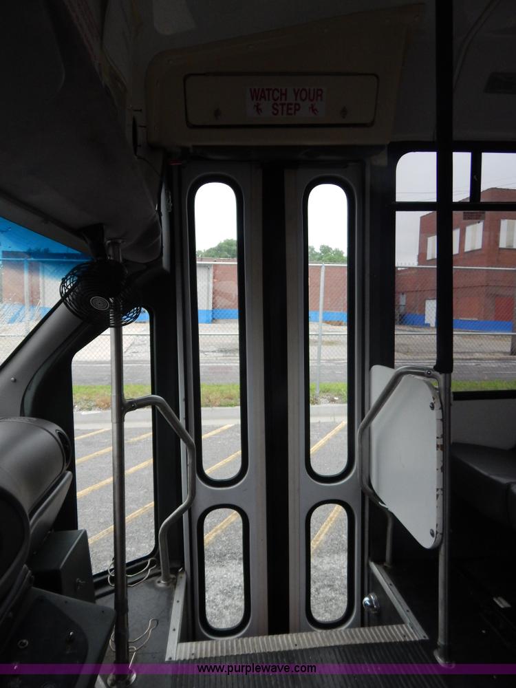 image for item I4684 2002 Ford Econoline E450 Braun bus