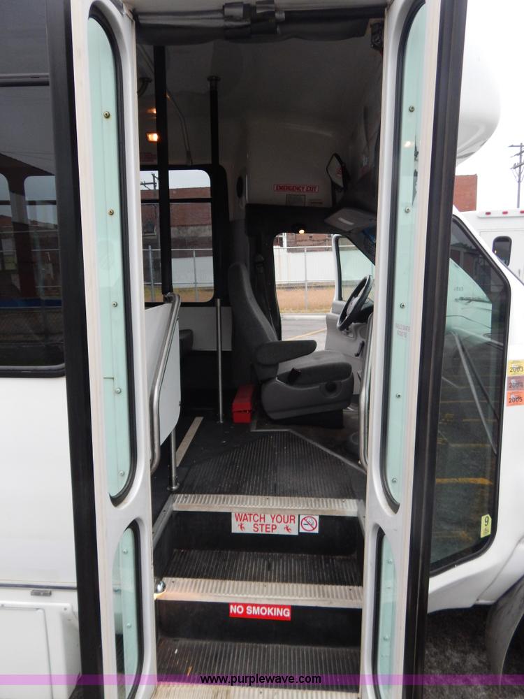 image for item I4684 2002 Ford Econoline E450 Braun bus
