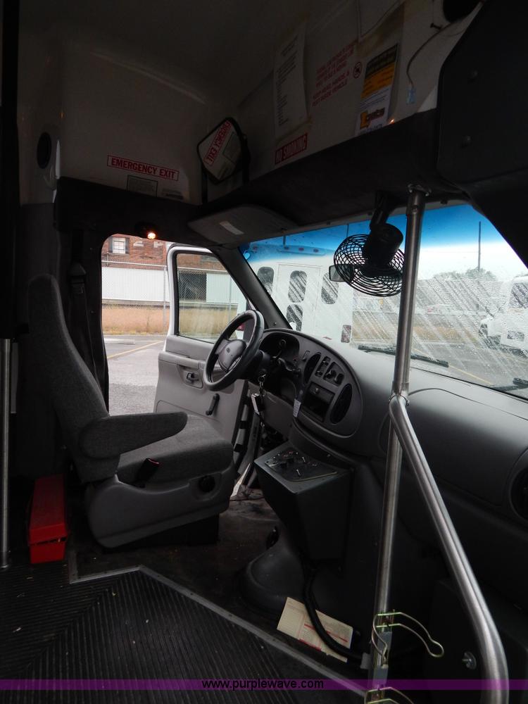 image for item I4684 2002 Ford Econoline E450 Braun bus
