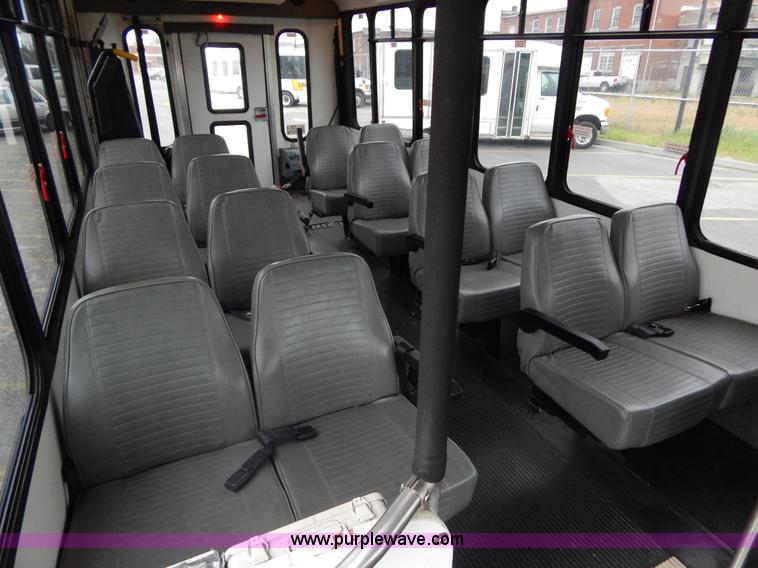 image for item I4684 2002 Ford Econoline E450 Braun bus