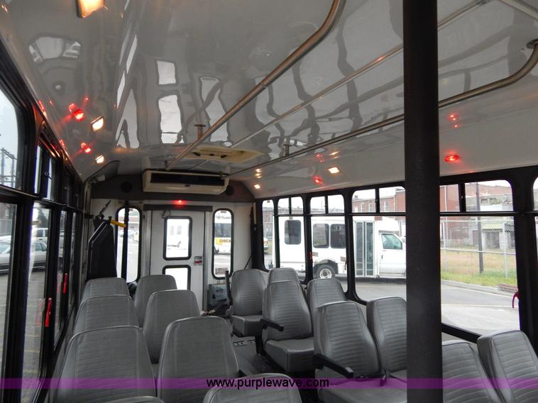 image for item I4684 2002 Ford Econoline E450 Braun bus