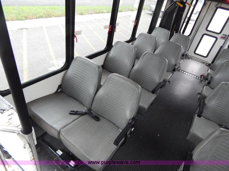 image for item I4684 2002 Ford Econoline E450 Braun bus