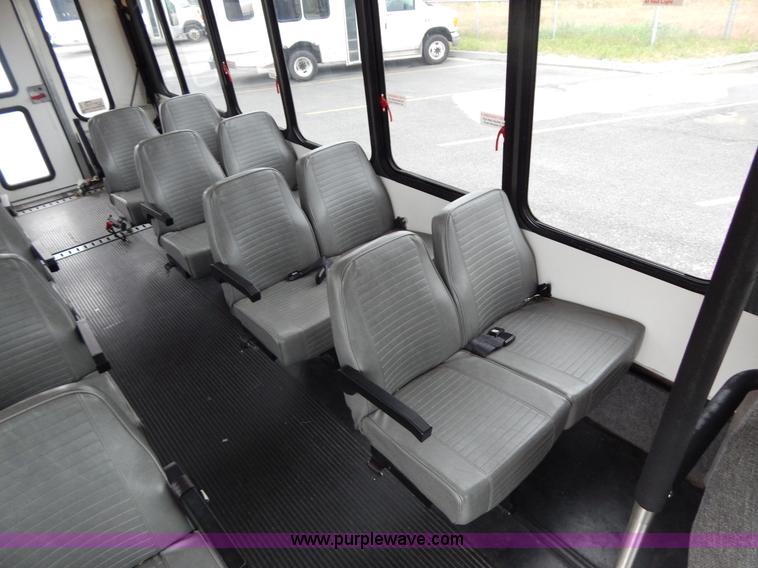 image for item I4684 2002 Ford Econoline E450 Braun bus