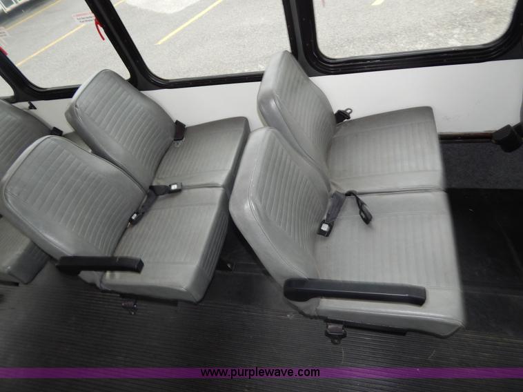 image for item I4684 2002 Ford Econoline E450 Braun bus