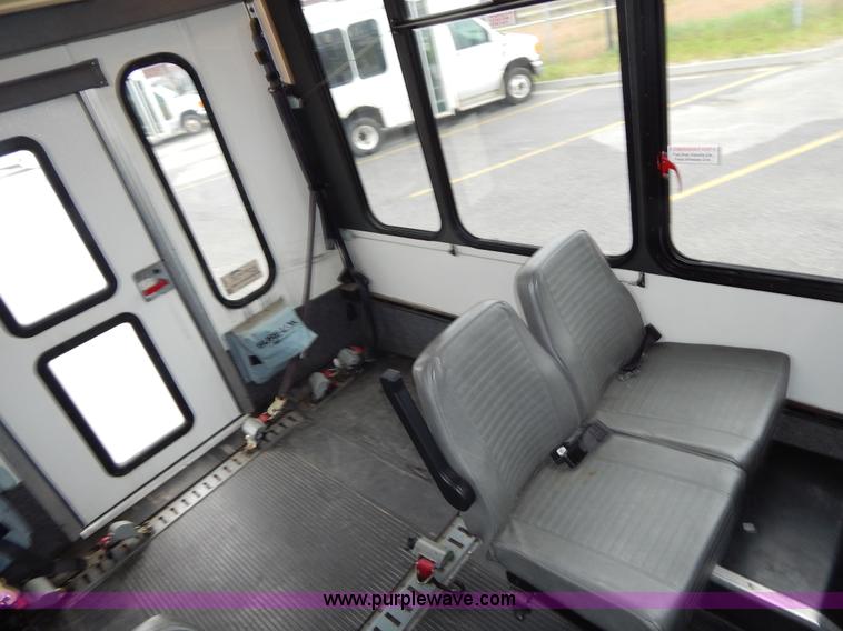 image for item I4684 2002 Ford Econoline E450 Braun bus