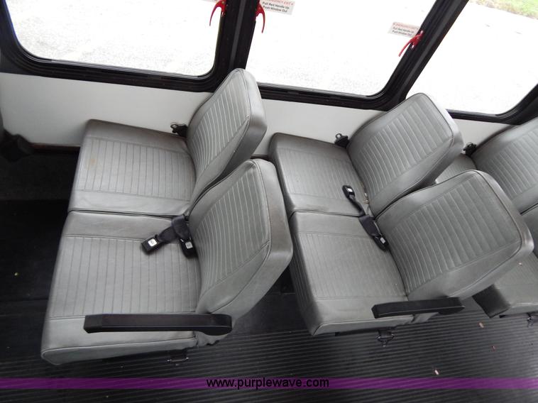 image for item I4684 2002 Ford Econoline E450 Braun bus