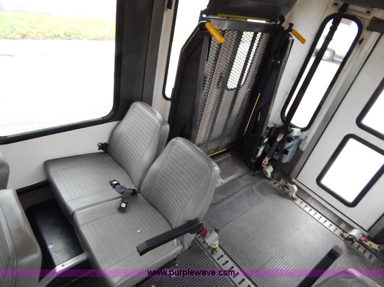 image for item I4684 2002 Ford Econoline E450 Braun bus