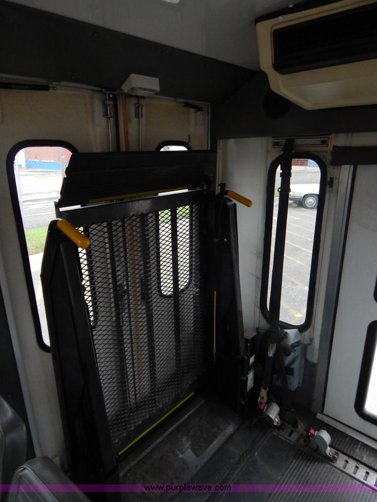 image for item I4684 2002 Ford Econoline E450 Braun bus